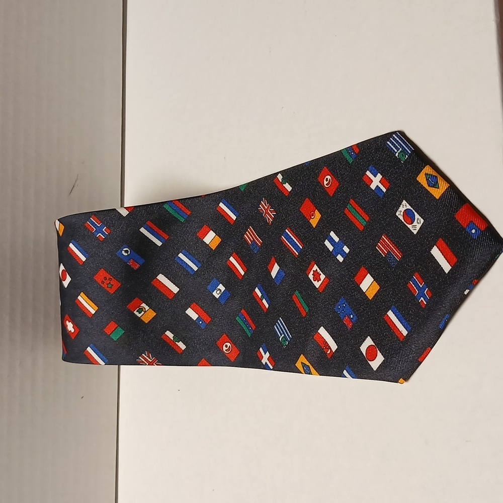 International Flags men Novelty tie NWT